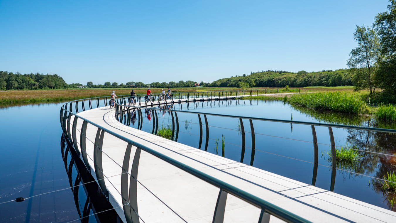 Fietsen op Texel op een fietspad over het water nabij Den Burg