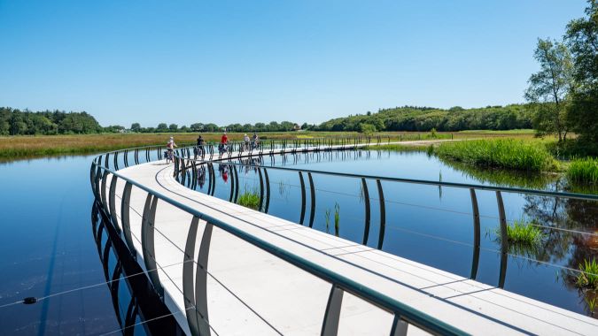 Fietsen op Texel op een fietspad over het water nabij Den Burg